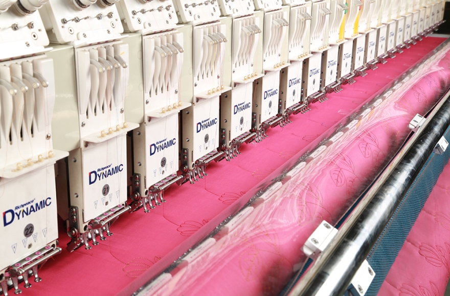 富怡多色單幅電腦絎繡機