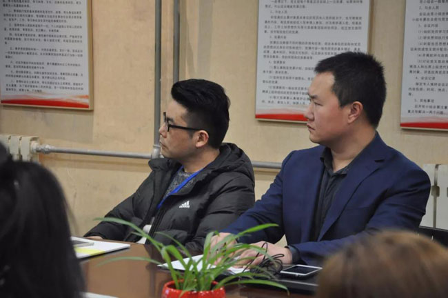 老師對學(xué)生實(shí)習(xí)匯報(bào)給予肯定