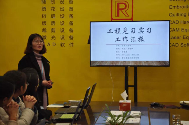 學(xué)生依次現(xiàn)場匯報(bào)在富怡實(shí)習(xí)總結(jié)