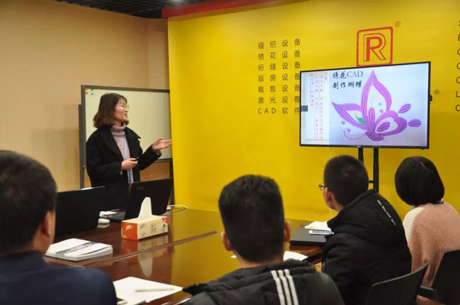 學(xué)生依次現(xiàn)場匯報(bào)在富怡實(shí)習(xí)總結(jié)