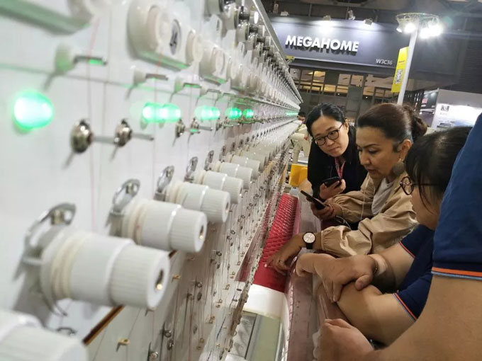 全自動單針任意轉展機前客戶