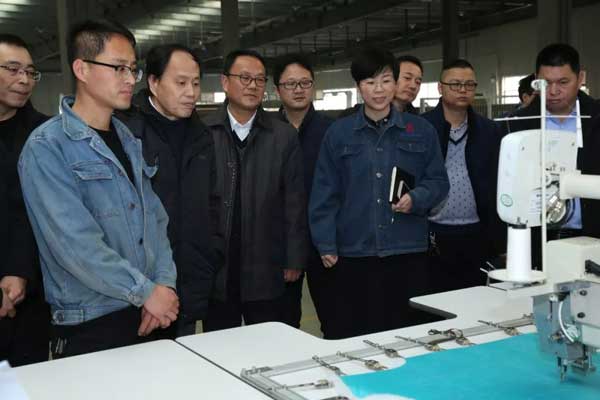 參觀繡花機車間 參觀繡花機車間