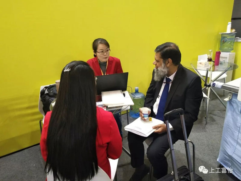 外商參觀富怡電腦鋪布機等設備